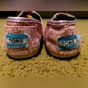 Tom’s 4T Toddler pink glitter shoes